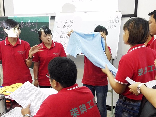 hth华体会官网员工培训现场